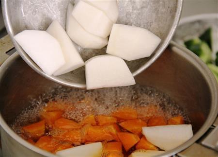 ピクルス（作り方１）＿＿鍋にピクルス液の材料とニンジンを入れて火にかけ、煮立ったらカブを加える。