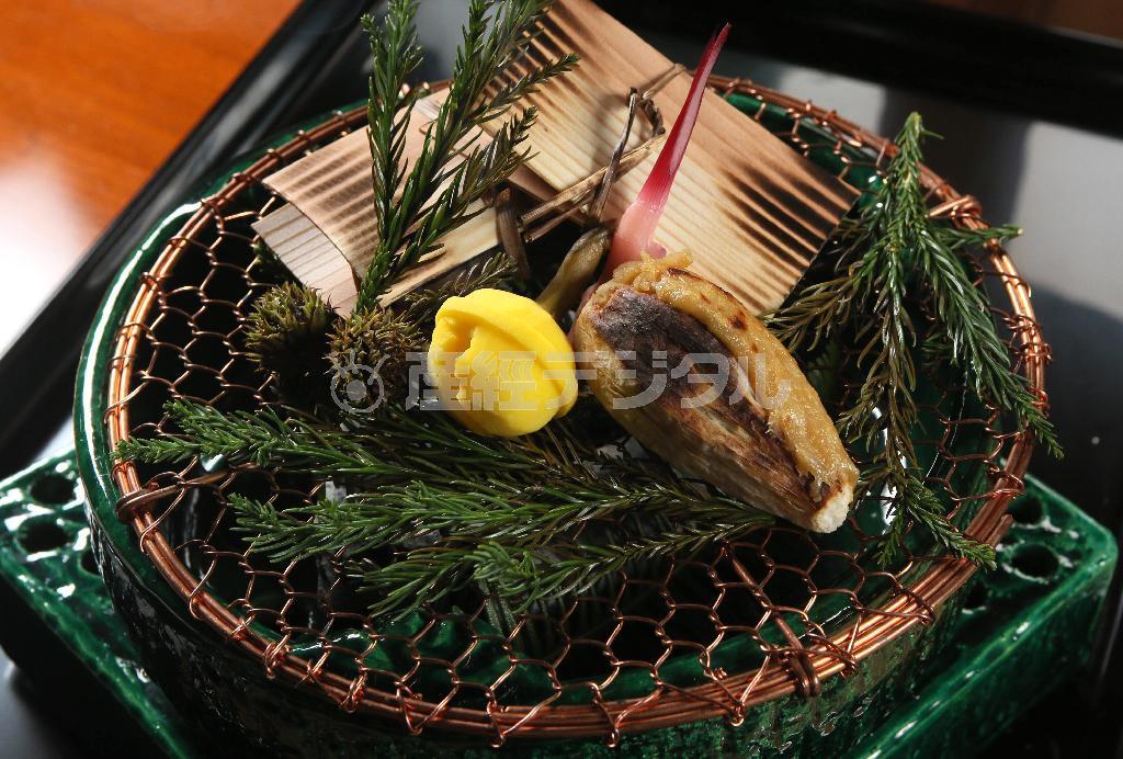 炭火であぶる焼き魚。旬の鰆には杉の香が移り上品な味わいだ＝２０１４年１２月１日、京都市左京区（志儀駒貴撮影）