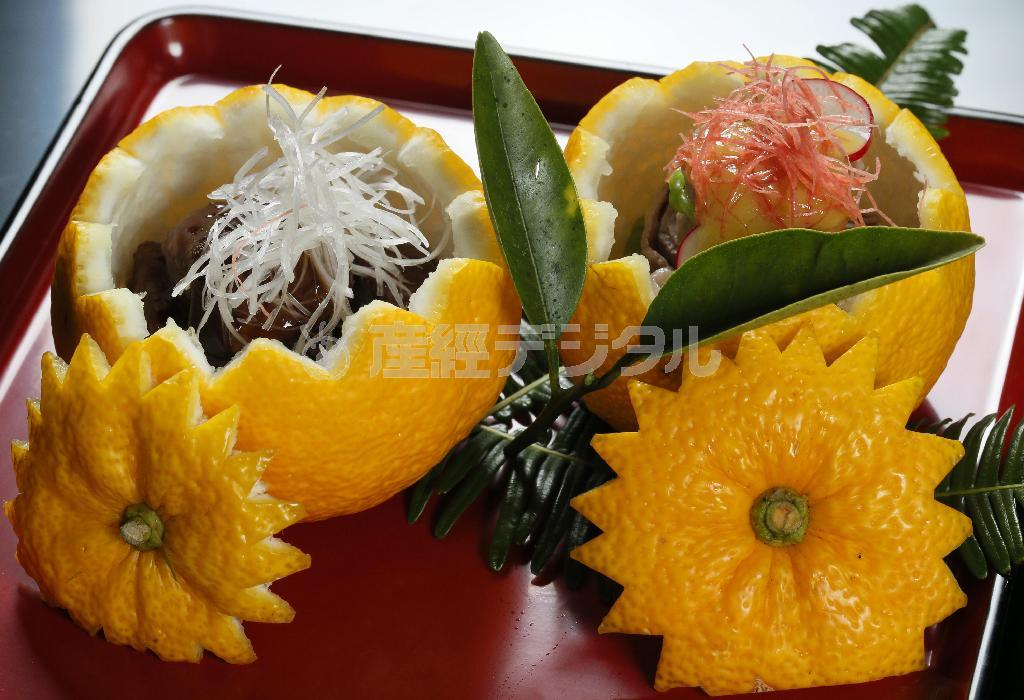 柚子の実をくり抜いた器に盛りつけられた肉料理２品。いずれも“和”にこだわった競演だ＝２０１４年１２月１日、京都市左京区（志儀駒貴撮影）