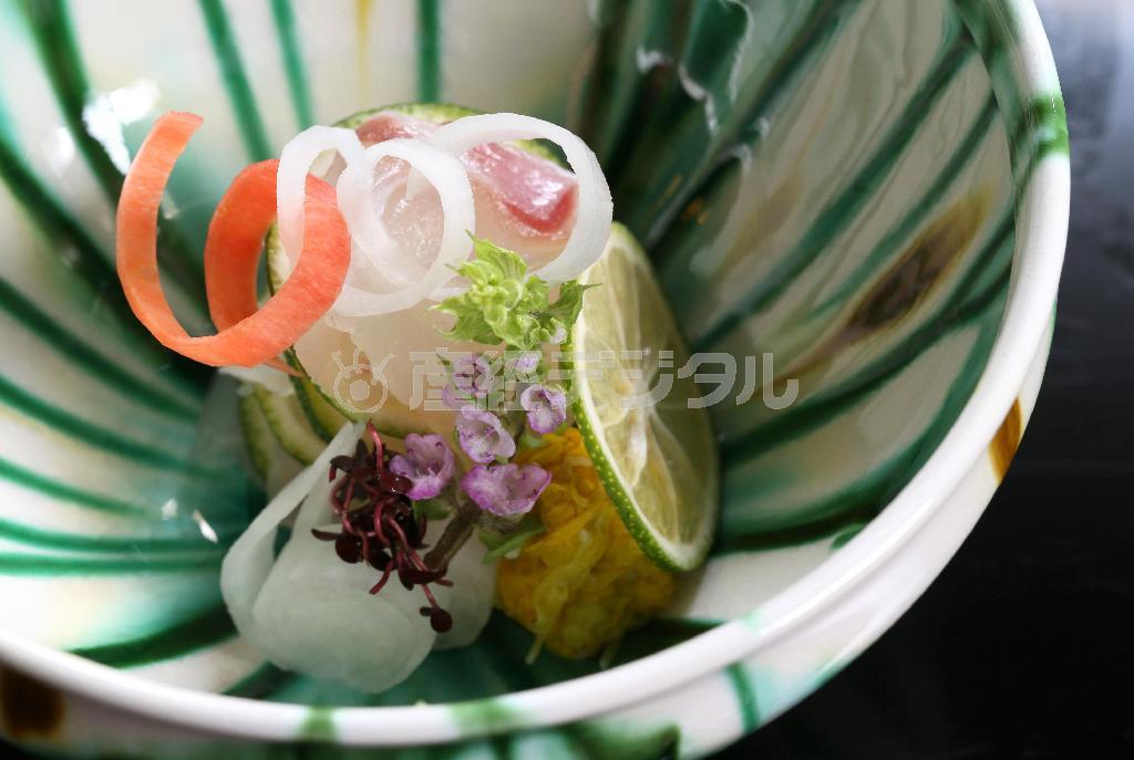 輪切りにしたスダチを挟み込み、５層に重ねた鯛の昆布締め＝２０１４年１２月１日、京都市左京区（志儀駒貴撮影）