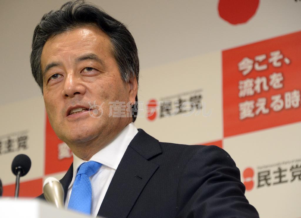 記者会見で民主党代表選への立候補を表明した岡田克也代表代行＝２０１４年１２月２５日午後、東京都千代田区永田町の民主党本部（酒巻俊介撮影）