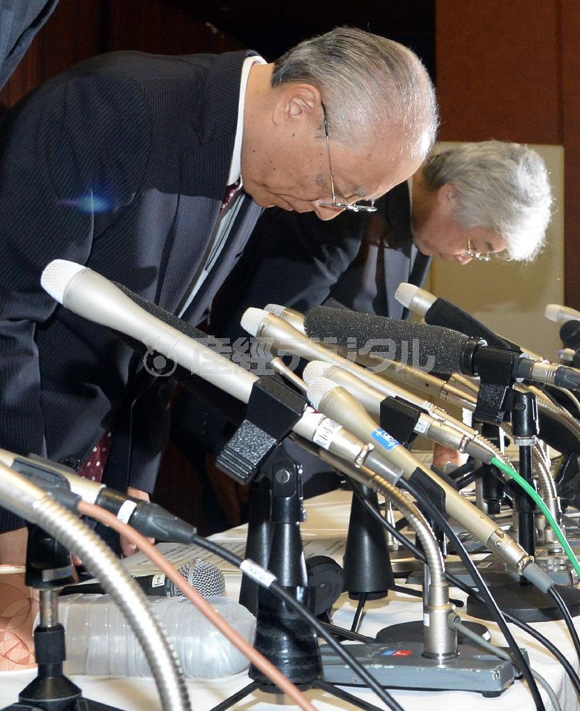 朝日新聞は８月５日、慰安婦報道をめぐり、朝鮮人女性を強制連行したと証言した吉田清治（せいじ）氏の証言を「虚偽」と認め、記事を取り消した。９月１１日には東京電力福島第１原発事故で「原発所員が命令違反で撤退」と報じた記事を取り消し、当時の木村伊量（ただかず）社長（手前）が謝罪。木村氏は１２月５日に引責辞任した＝２０１４年９月１１日、東京都中央区築地（川口良介撮影）