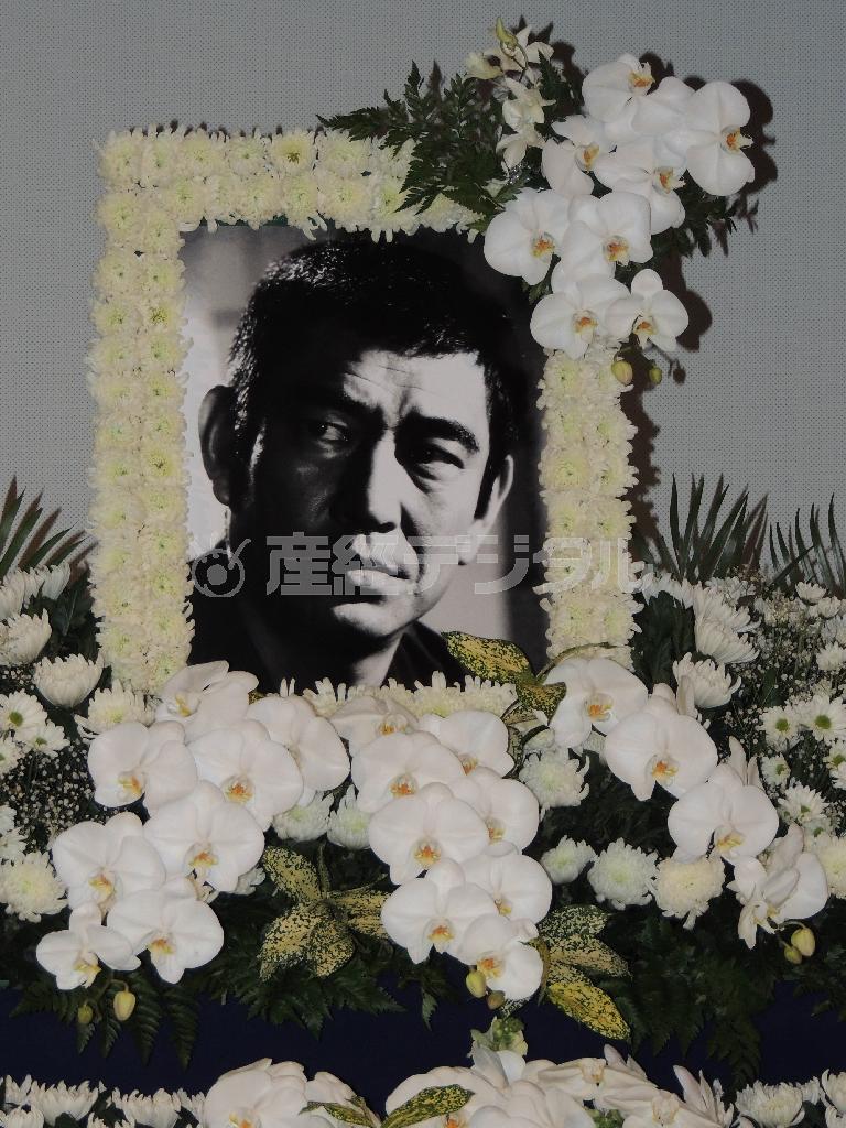 国民的映画スターとして活躍した俳優の高倉健さんが１１月１０日、悪性リンパ腫のため東京都内の病院で死去した。８３歳。写真は東映京都撮影所献花台に設置された高倉さんの遺影 ＝２０１４年１１月１９日、京都市右京区（笹井弘順撮影）