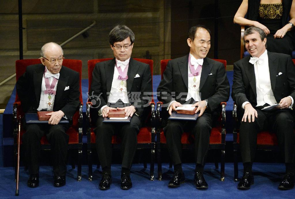 ノーベル賞授賞式が１２月１０日夕、首都ストックホルムで開かれ、物理学賞を受賞した（左から）赤崎勇、天野浩、中村修二３氏にメダルと賞状が授与された。消費電力が白熱電球の１０％以下とされる青色発光ダイオード（ＬＥＤ）の発明で人類の生活向上に貢献した点が評価された＝２０１４年、スウェーデン（共同）