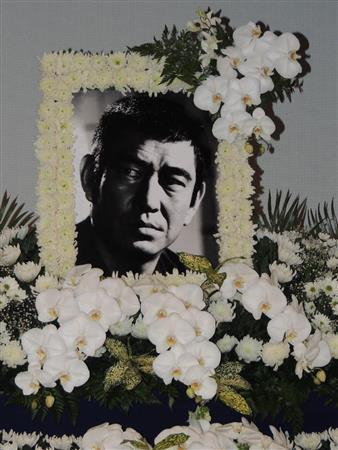 国民的映画スターとして活躍した俳優の高倉健さんが１１月１０日、悪性リンパ腫のため東京都内の病院で死去した。８３歳。写真は東映京都撮影所献花台に設置された高倉さんの遺影 ＝２０１４年１１月１９日、京都市右京区（笹井弘順撮影）