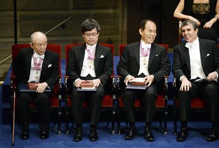 ノーベル賞授賞式が１２月１０日夕、首都ストックホルムで開かれ、物理学賞を受賞した（左から）赤崎勇、天野浩、中村修二３氏にメダルと賞状が授与された。消費電力が白熱電球の１０％以下とされる青色発光ダイオード（ＬＥＤ）の発明で人類の生活向上に貢献した点が評価された＝２０１４年、スウェーデン（共同）