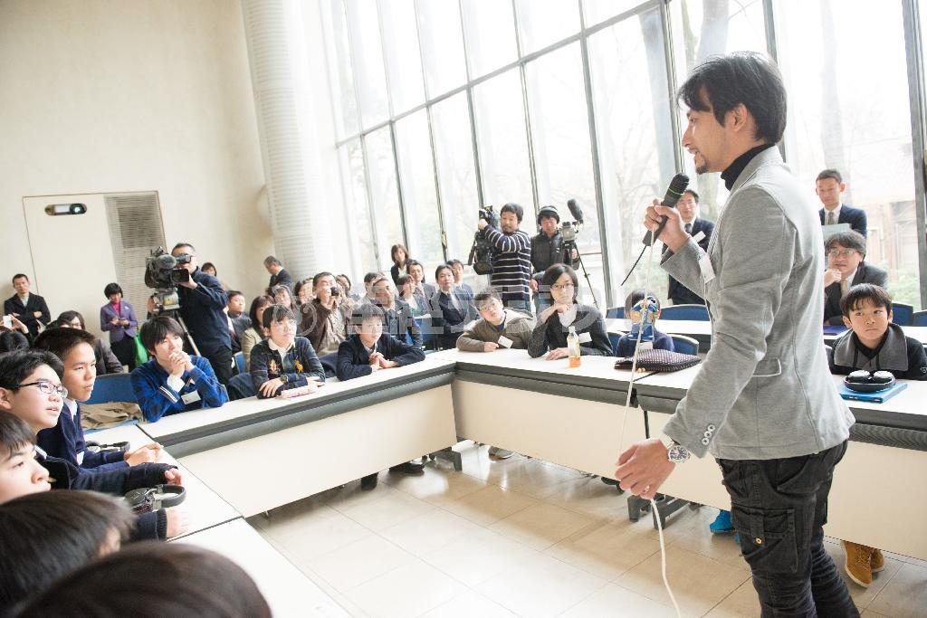 ロボットクリエーター高橋智隆氏の講義を受ける子供たち＝２０１４年１２月１０日（日本財団撮影）