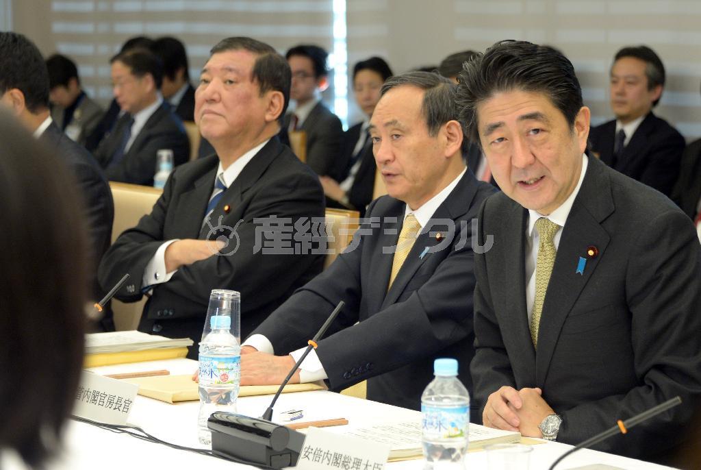 閣僚と有識者による「まち・ひと・しごと創生会議」であいさつする安倍晋三（しんぞう）首相（右）。政府の経済対策もまとまり、いよいよ「刺激から目配り」へ、アベノミクスの第２章が始る＝２０１４年１２月２６日午前、首相官邸（酒巻俊介撮影）