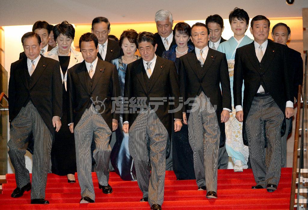 １２月２４日夜、第３次安倍内閣が発足し、記念撮影に臨む安倍晋三（しんぞう）首相と閣僚＝２０１４年、東京都千代田区・首相官邸（酒巻俊介撮影）