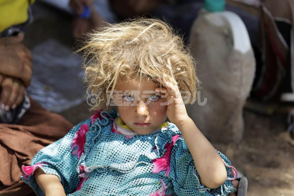 イスラム国の侵攻で住居を追われ、イラクの街シンジャルからシリア国境付近に逃げてきたヤジディの少女。ヤジディは独自の宗教を持つ少数民族で、これまでクルド人地域に暮らしてきたが、キリスト教徒などとともにイスラム国から異教徒として迫害されている＝２０１４年８月１３日、イラク北部（ロイター）