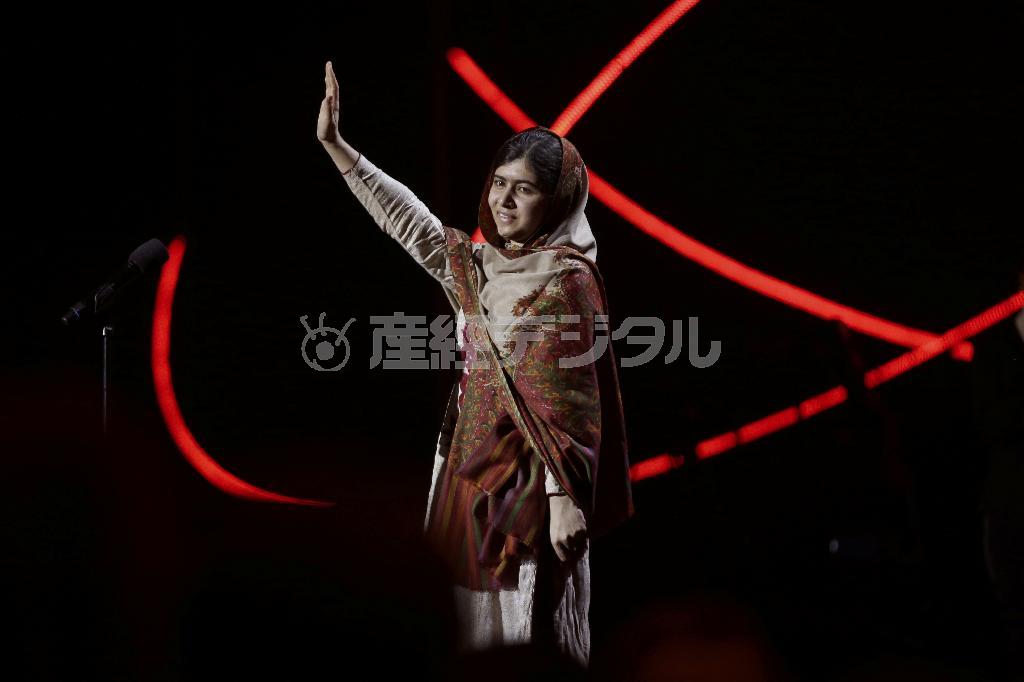 教育の権利をめぐりイスラム武装勢力に銃撃されたパキスタンの少女、マララ・ユスフザイさんが１２月１０日、ノーベル平和賞を受賞した。写真は１２月１１日にオスロで行われた受賞記念コンサートで、壇上からあいさつするマララさん＝２０１４年、ノルウェー・首都オスロ（ＡＰ）