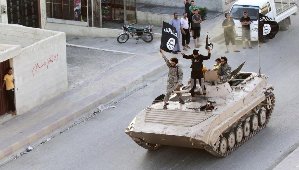 シリア北部のラッカで、軍事パレードに参加するイスラム国の兵士たち。イスラム国は、広い意味では、中東の植民地化と西洋化への抵抗として近代に入って生まれた「イスラム主義運動」の一形態だ＝２０１４年６月３０日（ロイター）