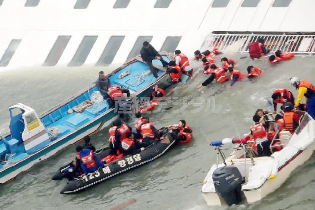 韓国南西部の珍島沖で４月１６日、修学旅行の高校生らが乗った旅客船セウォル号が沈没、２９５人が死亡、９人が行方不明になった＝２０１４年（聯合＝共同）