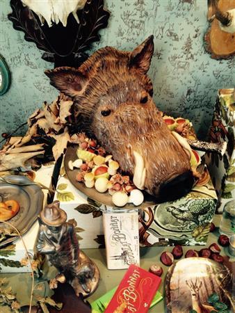 街角で見かけた、ショーウインドー（本谷有希子さん撮影）