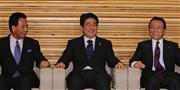 臨時閣議に臨む安倍晋三首相（中央）＝２７日午後、首相官邸（宮崎裕士撮影）