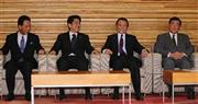 臨時閣議に臨む安倍晋三（しんぞう）首相（左から２人目）と閣僚ら＝２０１４年１２月２７日午後、首相官邸（宮崎裕士撮影）