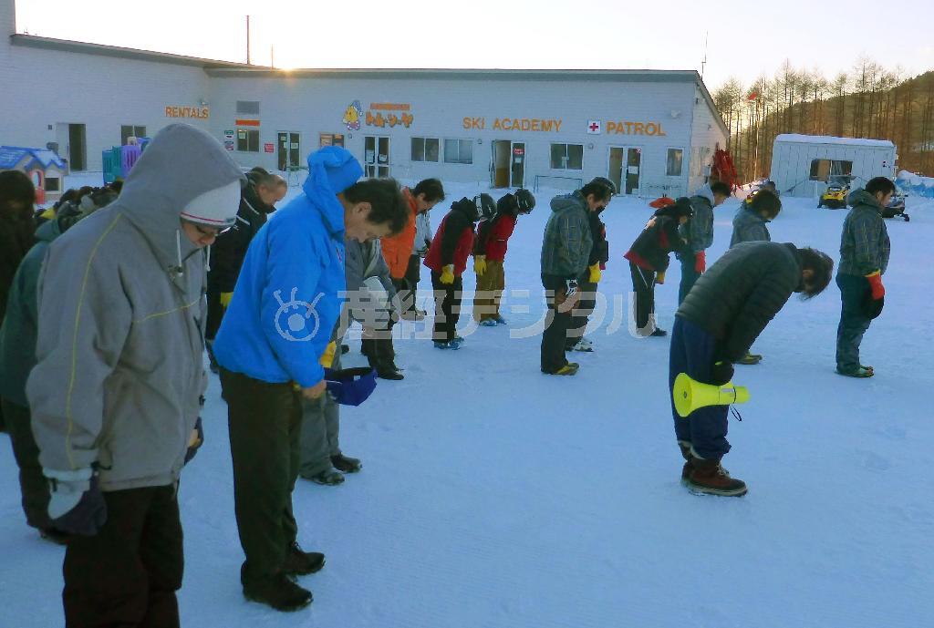 噴火から３カ月を迎え、御嶽山（おんたけさん）に向かって黙祷するスキー場の従業員＝２０１４年１２月２７日午前７時２０分、長野県木曽郡木曽町の開田高原マイアスキー場（共同）