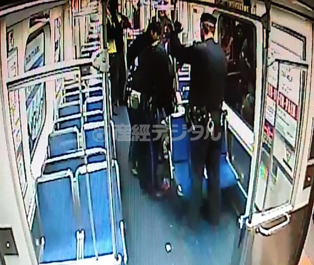 医療救急隊の到着が間に合わず、破水した女性から胎児を取り出す処置を施す２人の警察官＝２０１４年１２月２５日、米ペンシルベニア州フィラデルフィア（南東ペンシルベニア交通局の監視ビデオから、ＡＰ）