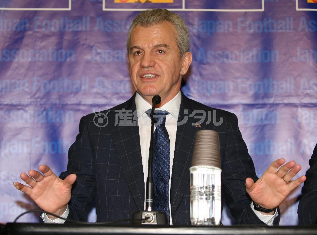 八百長問題で会見を行うハビエル・アギーレ日本代表監督＝２０１４年１２月２７日、東京都文京区のサッカー協会（小倉元司撮影）