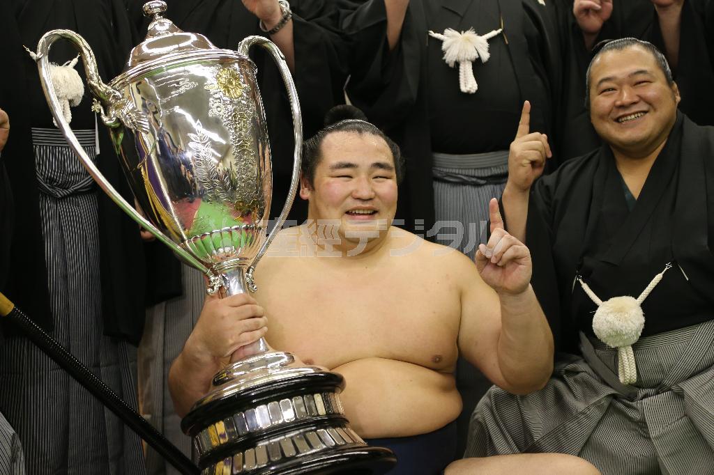 ３月２３日、大相撲の大関鶴竜が、大阪市のボディメーカーコロシアムで行われた春場所千秋楽で、大関琴奨菊を寄り切り、１４勝１敗で初優勝を飾り、第７１代横綱への昇進を手にした＝２０１４年（山下香撮影）