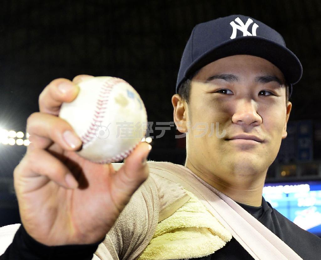 ７年総額１億５５００万ドルの超大型契約でプロ野球の楽天から米大リーグのヤンキースに移籍した田中将大投手が４月４日、カナダのオンタリオ州トロントで行われたブルージェイズ戦に初登板し、７回を６安打３失点に抑え、８三振を奪う力投で初勝利を飾った＝２０１４年（共同）