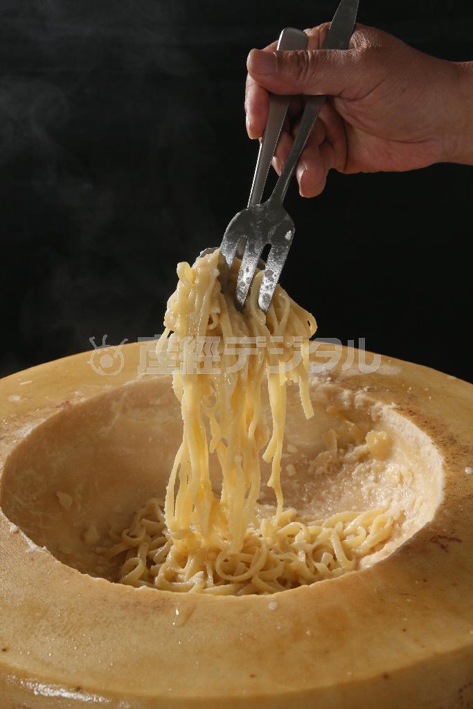 チーズの王様パルミジャーノ・レッジャーノの塊に作ったくぼみの中でゆでたての手打ち生麺を絡める…＝２０１４年１２月４日、京都市中京区（志儀駒貴撮影）