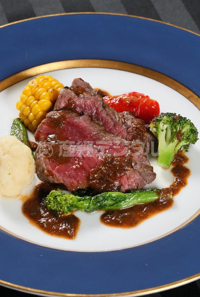 京都産の最高級黒毛和牛を使ったステーキ「京都黒毛和牛」＝２０１４年１２月４日、京都市中京区（志儀駒貴撮影）