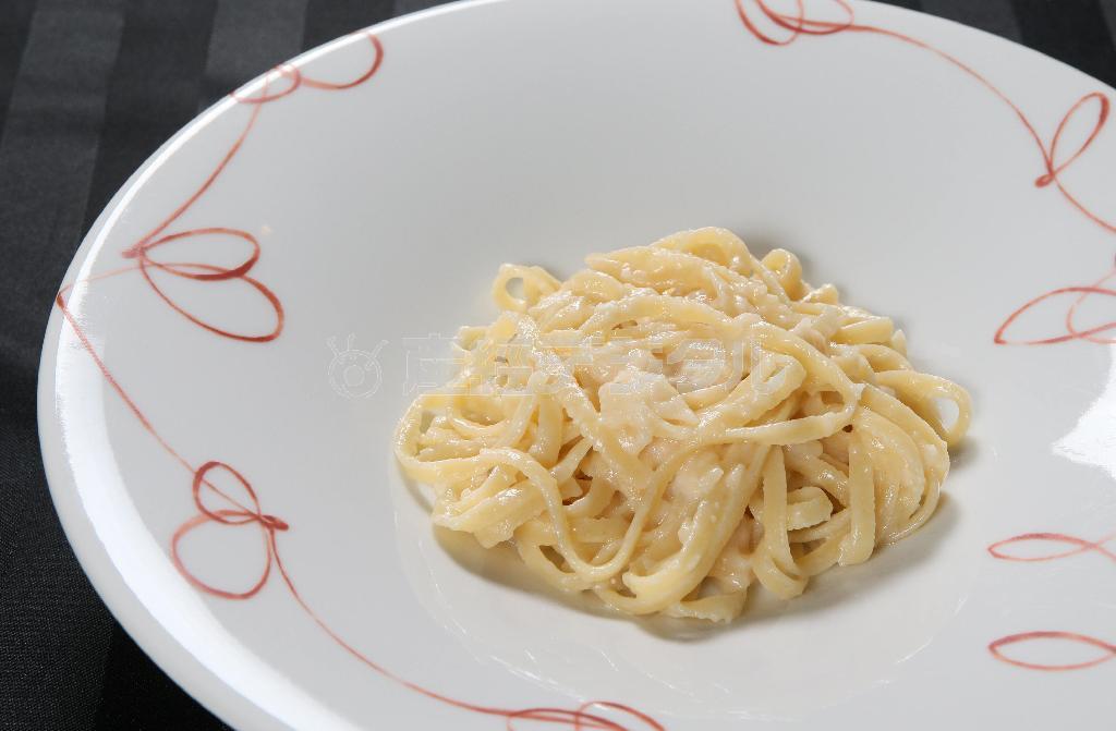 出来上がったパスタは、パルミジャーノの芳醇さと濃厚さが衝撃的なおいしさとなり、顧客を唸らせる＝２０１４年１２月４日、京都市中京区（志儀駒貴撮影）