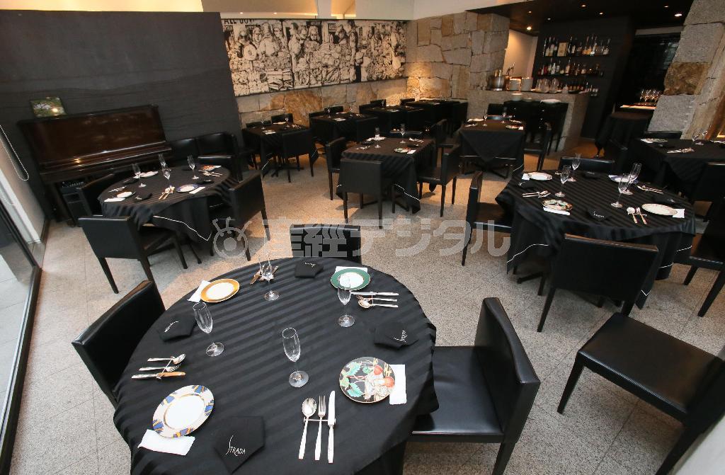 黒が基調の店内は高級感や落ち着きが感じられる＝２０１４年１２月４日、京都市中京区（志儀駒貴撮影）