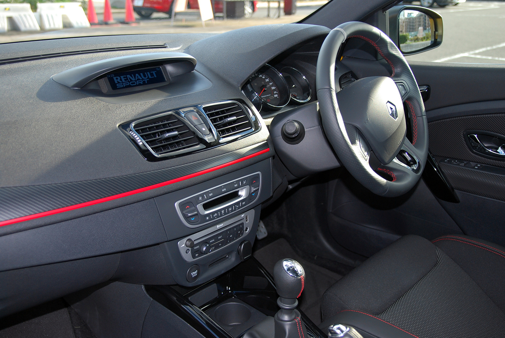 「メガーヌＲ．Ｓ．（ルノースポール）」の前部座席