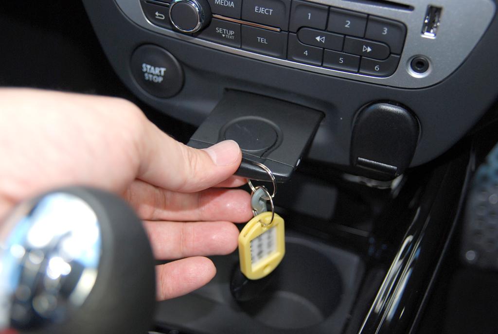 「メガーヌＲ．Ｓ．（ルノースポール）」のキーを差し込む