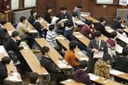 ２０１４年の大学入試センター試験に臨む受験生＝２０１４年１月１８日、東京都文京区（共同）