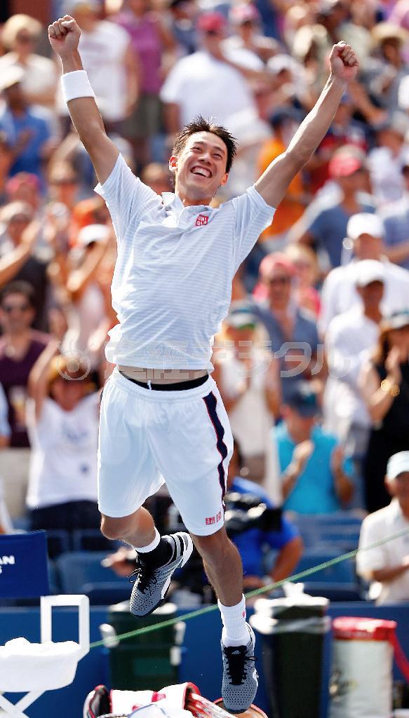 ９月６日、米ニューヨークで行われたテニスの全米オープン男子シングルス準決勝で、錦織圭選手が世界ランキング１位のノバク・ジョコビッチ選手を破り、日本選手として史上初めて四大大会シングルスの決勝に進出する歴史的快挙を成し遂げた＝２０１４年（ゲッティ＝共同）