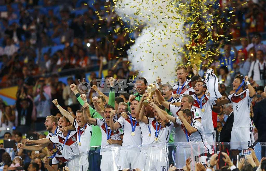 ７月１３日、サッカー・ワールドカップ（Ｗ杯）ブラジル大会の決勝がリオデジャネイロで行われ、ドイツが延長の末にアルゼンチンを１－０で下し、西ドイツ時代の１９９０年イタリア大会以来２４年ぶり４度目の優勝を果たし、Ｗ杯トロフィーを手にした＝２０１４年、ブラジル（ロイター）