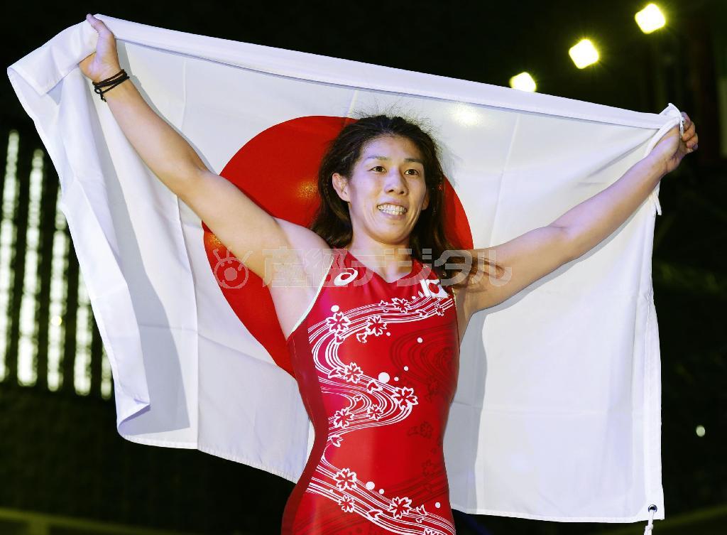 ９月１１日、ウズベキスタンの首都タシケントで行われたレスリング世界選手権の５３キロ級で、吉田沙保里選手が優勝し、１２連覇を達成。５５キロ級での五輪３連覇と合わせ１５大会連続で世界一に輝いた＝２０１４年（共同）