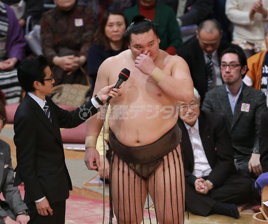 １１月２３日、大相撲九州場所の千秋楽で、横綱白鵬が１４勝１敗で３２度目の優勝を飾り、２０１３年１月に７２歳で死去した「昭和の大横綱」大鵬の史上最多優勝記録に並ぶ金字塔を打ち立てた＝２０１４年、福岡県福岡市博多区・福岡国際センター（中川春佳撮影）