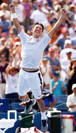 ９月６日、米ニューヨークで行われたテニスの全米オープン男子シングルス準決勝で、錦織圭選手が世界ランキング１位のノバク・ジョコビッチ選手を破り、日本選手として史上初めて四大大会シングルスの決勝に進出する歴史的快挙を成し遂げた＝２０１４年（ゲッティ＝共同）