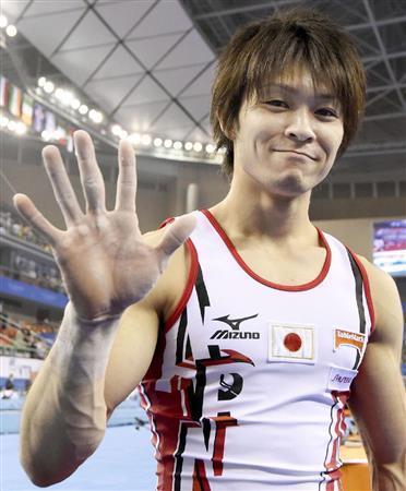 １０月９日、中国・広西チワン族自治区南寧市で行われた体操の世界選手権で、ロンドン五輪金メダリストの内村航平選手が個人総合で優勝し、自身の史上最多記録を塗り替える５連覇を成し遂げた＝２０１４年（共同）