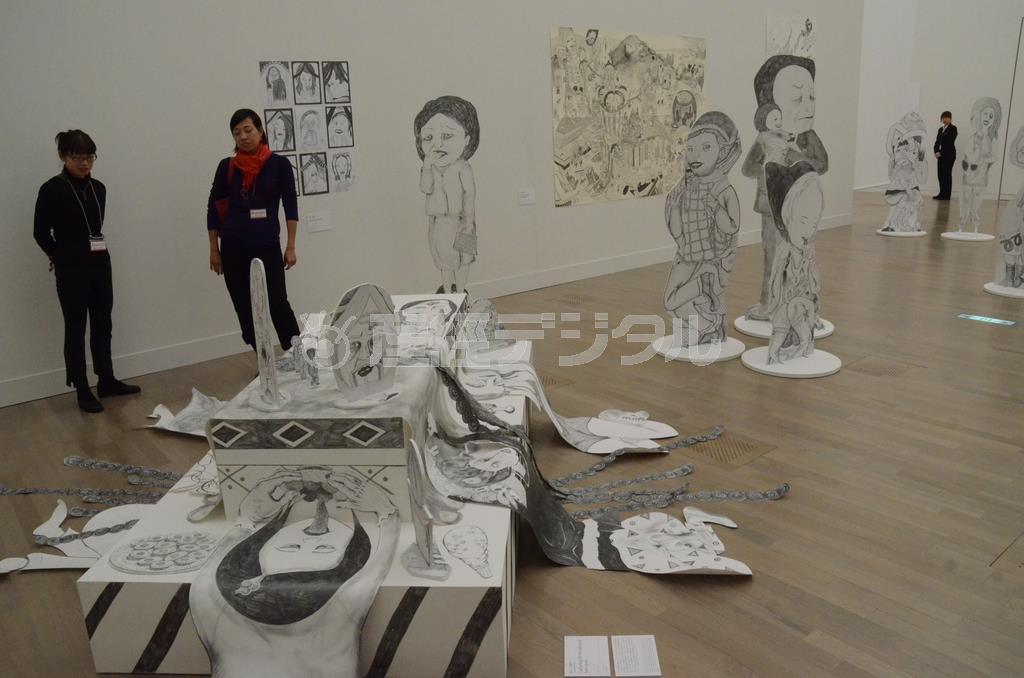 紙川千亜妃「Ｇａｔｈｅｒｉｎｇ＿ｆｏｒ＿ｔｈｅ＿ａｄｍｉｒｅｄ＿ｔｗｉｎ－ｇｕｒｕ」（２００７年、２０１４年）など＝２０１４年１２月１２日、東京都港区（原圭介撮影）