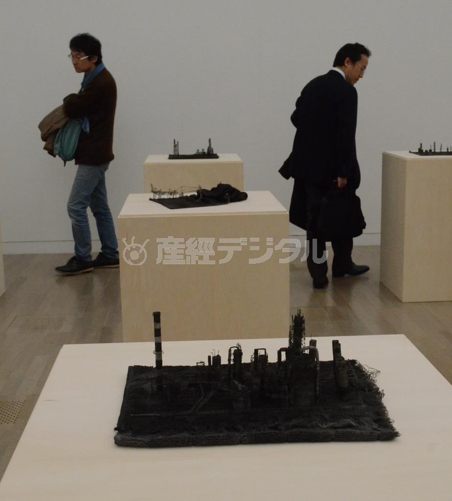 岩崎貴宏「アウト・オブ・ディスオーダー（川崎シリーズ）」（２０１４年）川崎市民ミュージアム＝２０１４年１２月１２日、東京都港区（原圭介撮影）