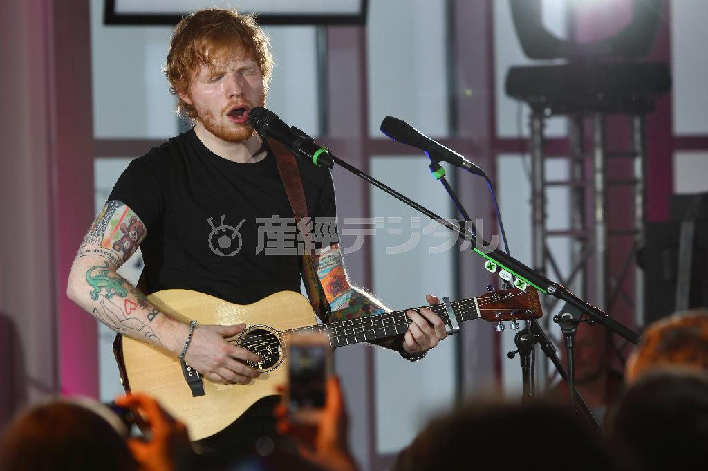 英歌手、エド・シーランさん＝２０１４年１２月１５日、ドイツ・グライナウ（ＡＰ）