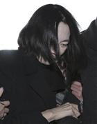 裁判所に出頭した大韓航空の趙顕娥前副社長＝３０日、ソウル（ＡＰ）