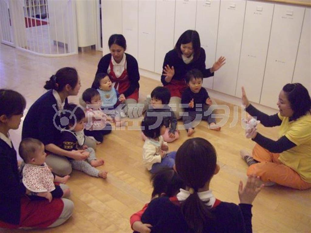 働く女性を支援する資生堂事業所内の保育所。税制改正大綱では、配偶者控除見直しの具体案が先送りされ、女性の活躍にハードルが残った＝２０１４年１２月１０日、東京都港区（小林健一撮影）