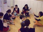 働く女性を支援する資生堂事業所内の保育所。税制改正大綱では、配偶者控除見直しの具体案が先送りされ、女性の活躍にハードルが残った＝２０１４年１２月１０日、東京都港区（小林健一撮影）