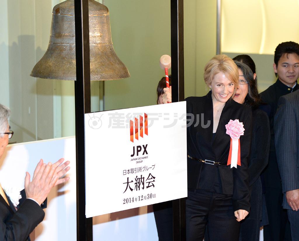 東京証券取引所の大納会で鐘を鳴らす、ＮＨＫの連続テレビ小説「マッサン」でヒロインのエリーを演じている女優のシャーロット・ケイト・フォックスさん＝２０１４年１２月３０日午後、東京都注奥日本橋兜町（寺河内美奈撮影）