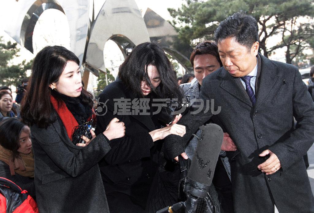 ソウル西部地裁に出頭した大韓航空の趙顕娥（チョ・ヒョナ）前副社長（中央）＝２０１４年１２月３０日、韓国・首都ソウル（ＡＰ）