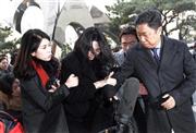 ソウル西部地裁に出頭した大韓航空の趙顕娥（チョ・ヒョナ）前副社長（中央）＝２０１４年１２月３０日、韓国・首都ソウル（ＡＰ）