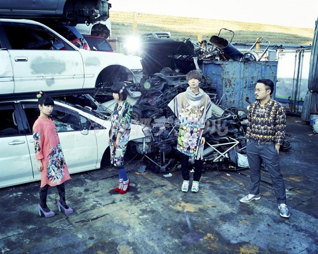 ４人組バンド、ゲスの極み乙女。（左から）ちゃんＭＡＲＩ、ほな・いこか、川谷絵音、休日課長＝２０１４年９月１３日（提供写真）