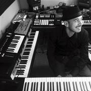 クラブジャズ系キーボード奏者、マーク・ド・クライヴロウ（提供写真）