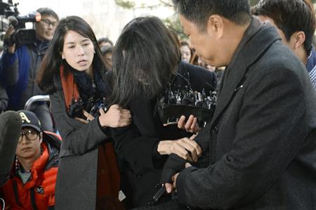 ソウル西部地裁に出頭した大韓航空の趙顕娥前副社長（中央）＝３０日（共同）